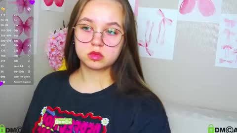 Snapshot of lilysweet13 chatting on September 2025 07:19:02 AM Lily online show from September 2025 07:19:02 AM