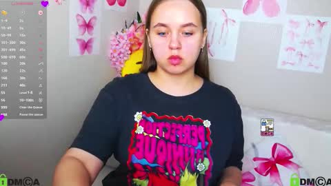 Snapshot of lilysweet13 chatting on September 2025 08:46:02 AM Lily online show from September 2025 08:46:02 AM