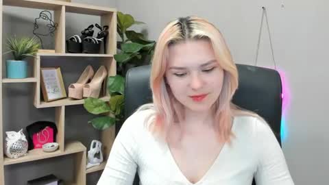 Snapshot of lilysweetxo chatting on July 2026 10:21:02 AM Lily online show from July 2026 10:21:02 AM