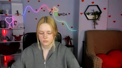 lina_fox12 online show from April 2026 12:05:02 PM