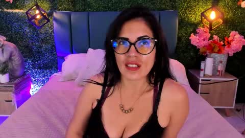 Lina  online show from November 2025 12:59:01 PM