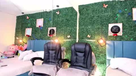 Lina  online show from November 2025 11:23:02 AM