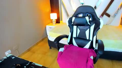 Snapshot of linda4petite chatting on November 2025 05:59:01 PM Linda online show from November 2025 05:59:01 PM