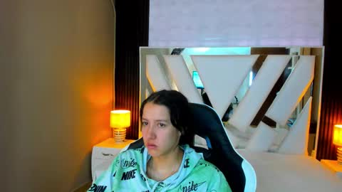 Snapshot of linda4petite chatting on November 2025 12:51:01 PM Linda online show from November 2025 12:51:01 PM