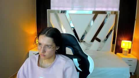 Snapshot of linda4petite chatting on November 2025 01:09:02 PM Linda online show from November 2025 01:09:02 PM