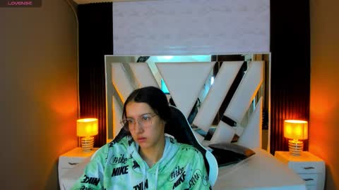 Snapshot of linda4petite chatting on November 2025 01:06:02 PM Linda online show from November 2025 01:06:02 PM