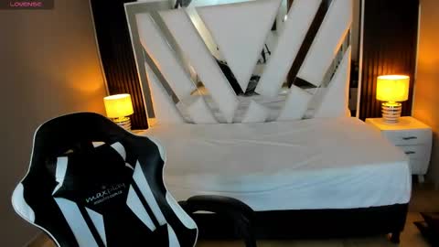 Snapshot of linda4petite chatting on November 2025 01:00:01 PM Linda online show from November 2025 01:00:01 PM