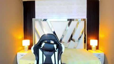 Snapshot of linda4petite chatting on November 2025 06:54:01 PM Linda online show from November 2025 06:54:01 PM