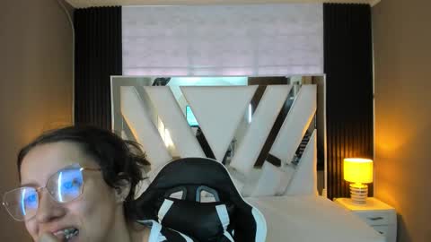 Snapshot of linda4petite chatting on December 2025 01:05:02 PM Linda online show from December 2025 01:05:02 PM