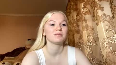 Snapshot of lindabreines chatting on November 2025 10:19:01 AM Luna online show from November 2025 10:19:01 AM