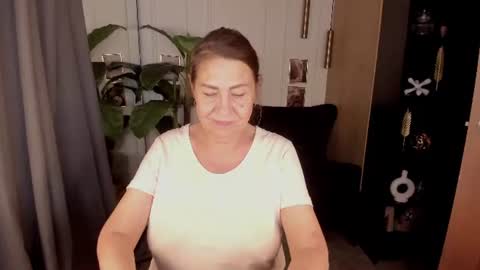Snapshot of lindahottie chatting on July 2026 04:50:01 PM Linda online show from July 2026 04:50:01 PM