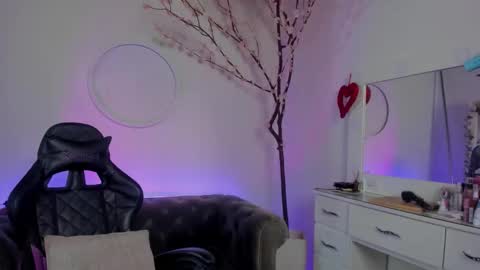 Lindsay    online show from October 2025 09:12:02 PM