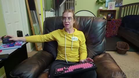 Snapshot of linzy19 chatting on December 2024 03:25:02 AM Linzy19 online show from December 2024 03:25:02 AM