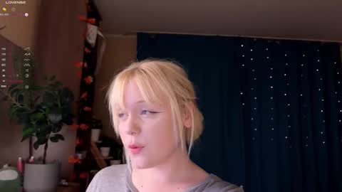 Snapshot of lisalaas chatting on November 2025 09:03:02 PM -Lisa- Help me to reach 100 thumbs up3 online show from November 2025 09:03:02 PM