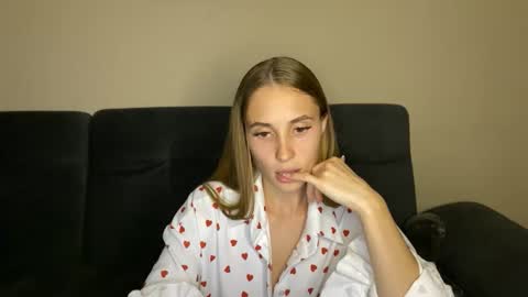 Snapshot of litle_girl05 chatting on October 2025 06:50:01 PM LUNA online show from October 2025 06:50:01 PM