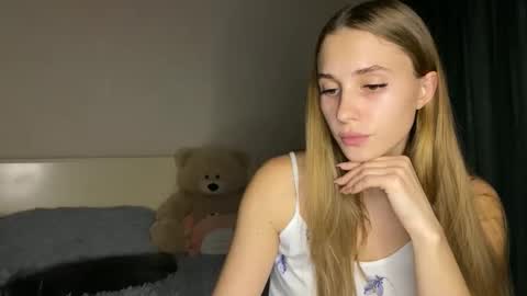 Snapshot of litle_girl05 chatting on October 2025 08:00:02 PM LUNA online show from October 2025 08:00:02 PM