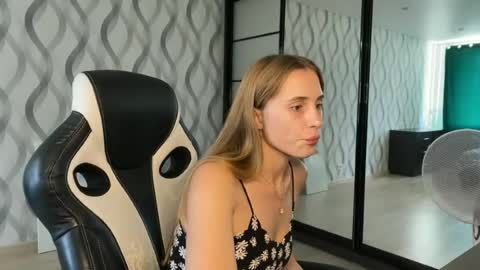 Snapshot of litle_girl05 chatting on June 2026 08:48:01 AM LUNA online show from June 2026 08:48:01 AM