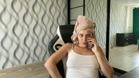 Snapshot of litle_girl05 chatting on July 2026 08:40:02 AM LUNA online show from July 2026 08:40:02 AM