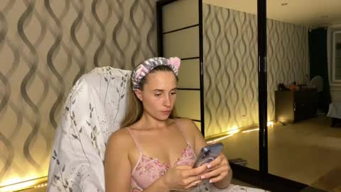Snapshot of litle_girl05 chatting on July 2026 10:01:01 PM LUNA online show from July 2026 10:01:01 PM