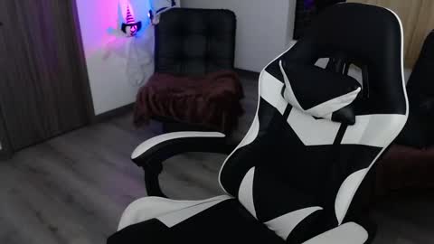 Amelie  online show from October 2025 04:25:02 AM