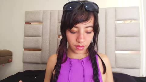 Mia online show from December 2025 02:57:02 PM