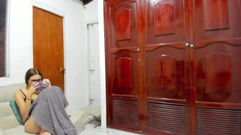 Snapshot of little_rapunsel_ chatting on December 2024 06:43:01 AM RAPUNSEL AND CAIN online show from December 2024 06:43:01 AM