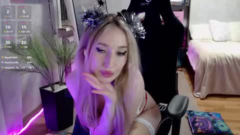 Snapshot of little_sofa99 chatting on December 2024 02:25:01 AM Sonya online show from December 2024 02:25:01 AM