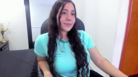 Laire  online show from December 2025 09:42:01 PM