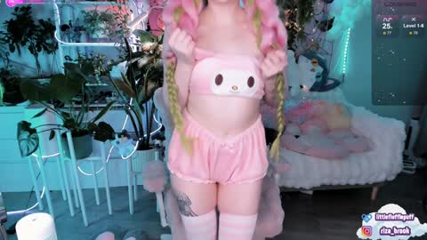 Snapshot of littleflufflepuff chatting on December 2024 05:05:02 AM Riza Riri Puff  online show from December 2024 05:05:02 AM