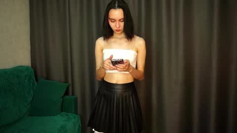 Molly online show from October 2025 03:31:02 PM