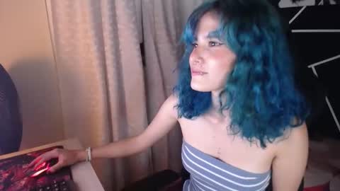 Snapshot of littlenami_ chatting on September 2025 12:58:02 AM LAUREN online show from September 2025 12:58:02 AM