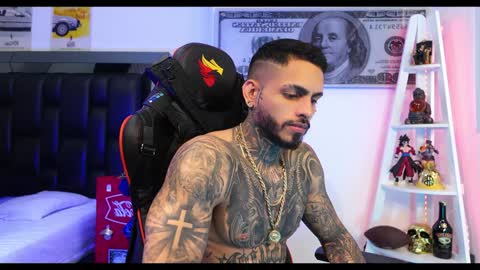 logan_hugh8 online show from December 2024 05:21:02 PM