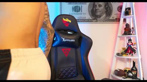 logan_hugh8 online show from February 2025 05:57:02 PM