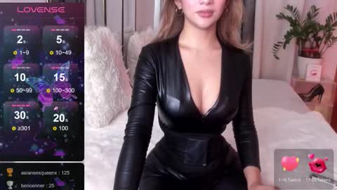 Snapshot of loisewilliams chatting on October 2025 05:25:01 AM Mistress L online show from October 2025 05:25:01 AM