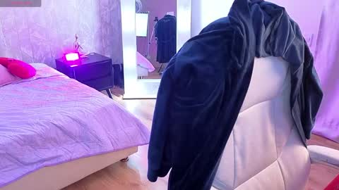 Lola  online show from April 2026 02:30:01 PM