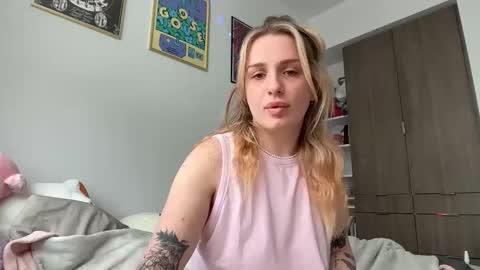 lolaa555 online show from April 2026 07:00:01 PM