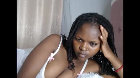 lolamia7 online show from April 2026 05:32:02 PM
