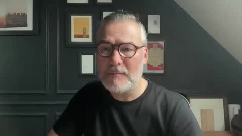 Snapshot of londongent2023 chatting on December 2025 09:13:02 AM EnglishBear online show from December 2025 09:13:02 AM