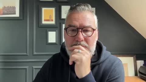Snapshot of londongent2023 chatting on June 2026 08:20:02 AM EnglishBear online show from June 2026 08:20:02 AM