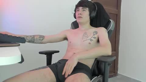 Snapshot of lonelyhotboy0 chatting on October 2025 03:46:02 PM Kevin online show from October 2025 03:46:02 PM