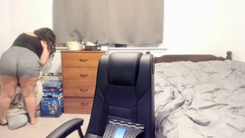 Snapshot of longhairbigbewbs chatting on January 2025 11:51:02 PM Rose online show from January 2025 11:51:02 PM