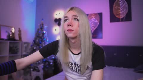 lora_long online show from December 2025 02:46:02 PM