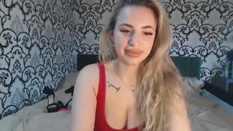 Snapshot of lorasinclare chatting on November 2025 09:09:01 AM Queen LoraSinClare online show from November 2025 09:09:01 AM