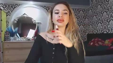 Snapshot of lorasinclare chatting on December 2025 09:37:01 AM Queen LoraSinClare online show from December 2025 09:37:01 AM