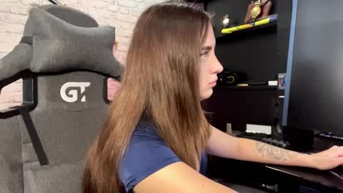 Molly online show from October 2025 06:47:02 AM