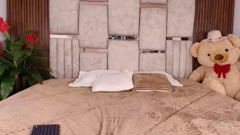  Lorein  online show from November 2025 10:53:02 PM