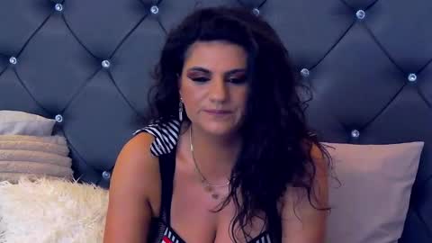 Lorenne Mays online show from November 2025 11:03:01 PM