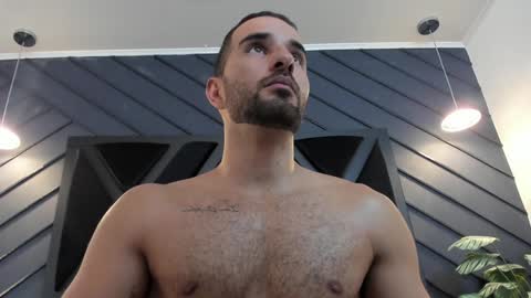  L O R E N Z O  Thumbs Up help  online show from February 2025 09:25:02 PM