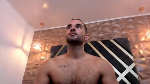  L O R E N Z O  Thumbs Up help  online show from March 2025 09:22:01 PM