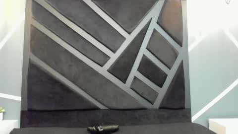  L O R E N Z O  Thumbs Up help  online show from September 2025 05:24:01 PM